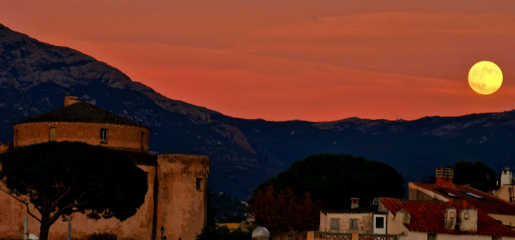 Vue de nuit avec lune